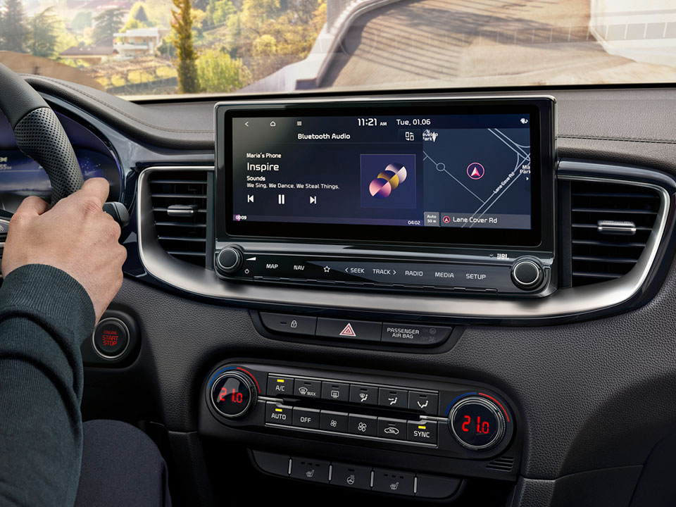 Navigație 10.25” + Sistem infotainment cu Apple Car Play și Android Auto